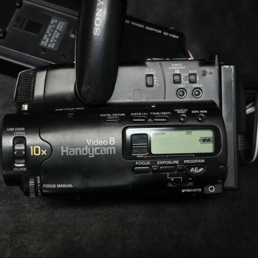 SONY Video Camera Recorder CCD-TRV91 Camcorder Charger Batteries & Videotape